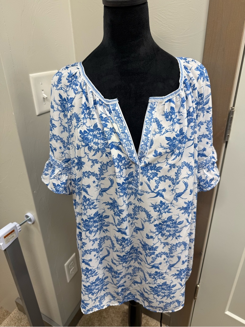 Max Studio White Blue Toile Boho V-Neck Tunic Blouse Ruffles Flowy Top Plus 1X